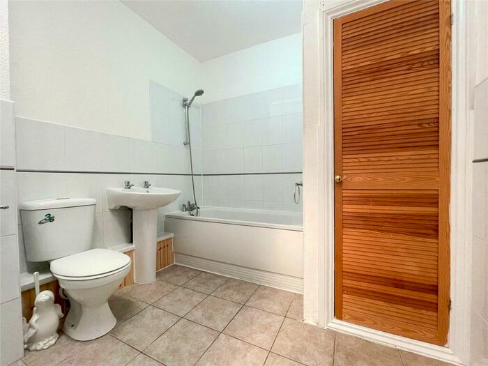 2 Bedroom Apartment For Sale In West Hill Road, Bournemouth, BH2
