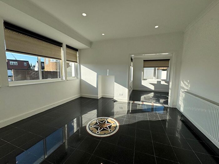 2 Bedroom Bungalow To Rent In Ridge Close, London, NW4