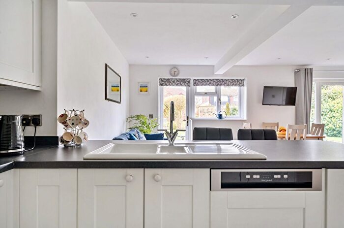 3 Bedroom Detached Bungalow For Sale In Maple Crescent, Clanfield, PO8