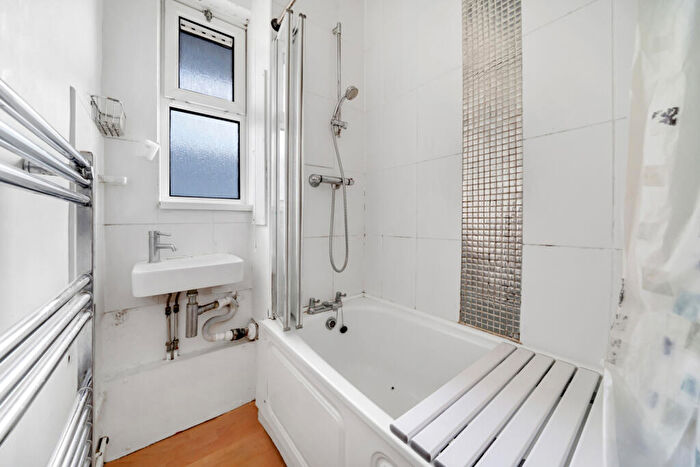 1 Bedroom Apartment For Sale In Ajax House, Old Bethnal Green Road, London, E2