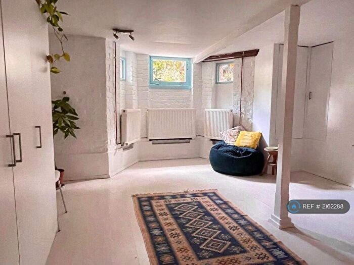 1 Bedroom Flat To Rent In Basement, London, N16