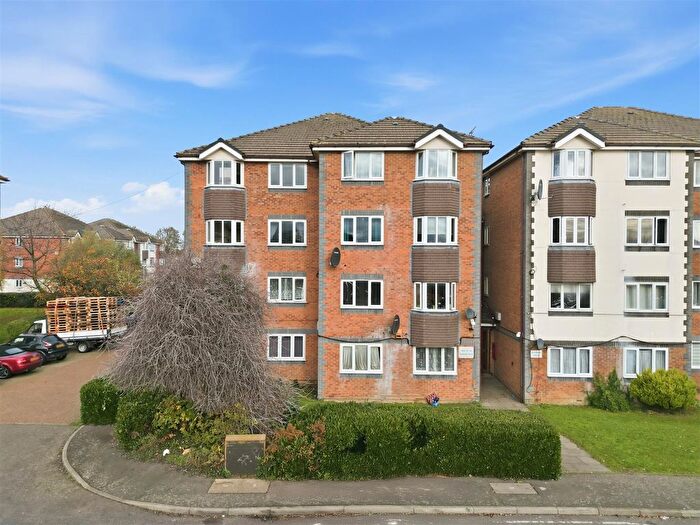 1 Bedroom Flat For Sale In Tennyson Close, Scotland Green Road, Enfield, EN3