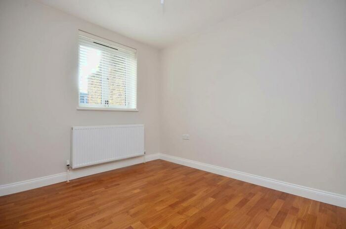 2 Bedroom Flat To Rent In Choumert Road, Peckham, London, SE15