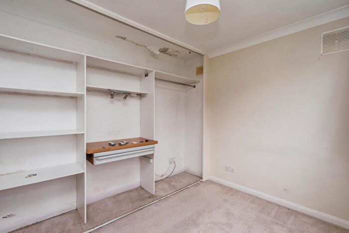 1 Bedroom Flat For Sale In Crombie Close, Waterlooville, Hampshire, PO8