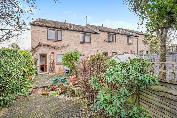 2 Bedroom Detached House To Rent In Wyndham Close, Sutton, Surrey SM2