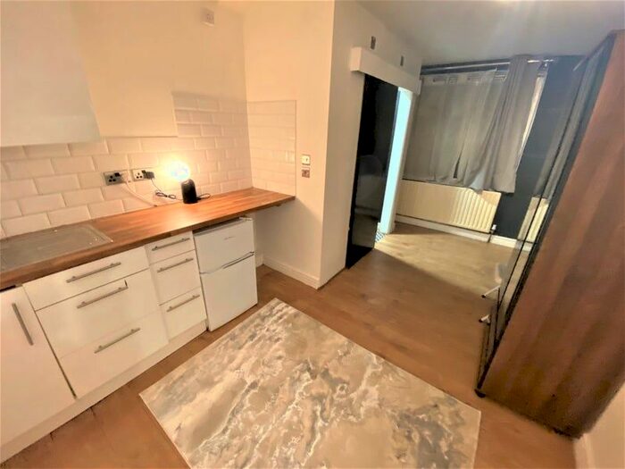 1 Bedroom Studio To Rent In Buckingham Road, Room London, E18