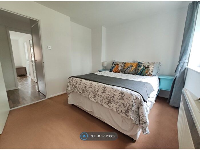 1 Bedroom Flat To Rent In Inwen Court, London, SE8