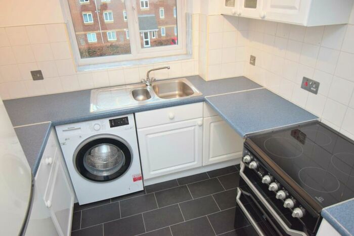 2 Bedroom Apartment To Rent In Walpole Road, Slough, Berkshire, SL1