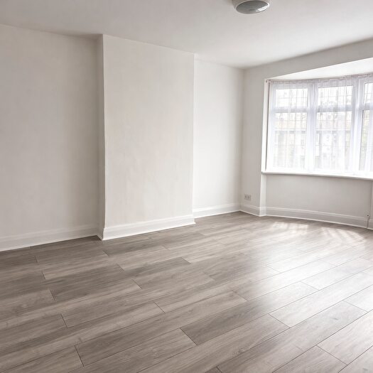 2 Bedroom Flat To Rent In Oakleigh Avenue, Tolworth, KT6