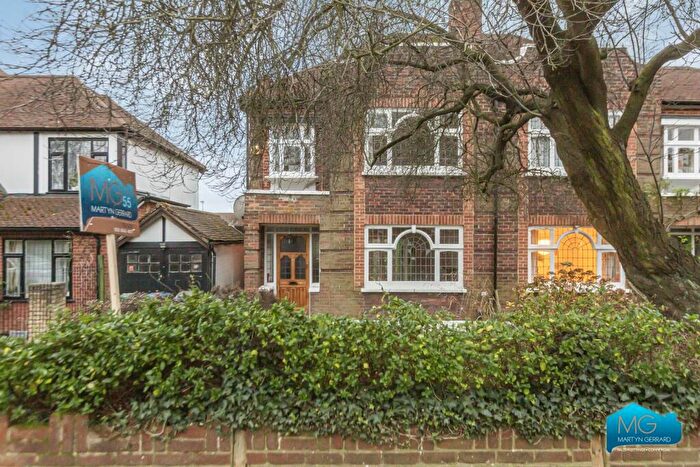 3 Bedroom Semi-Detached House To Rent In Abbots Gardens, East Finchley, London, N2