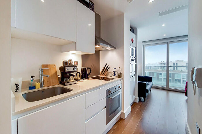 Apartment To Rent In Duckman Tower Lincoln Plaza, E14