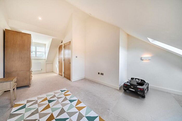 3 Bedroom House For Sale In Victoria Road, New Barnet, EN4