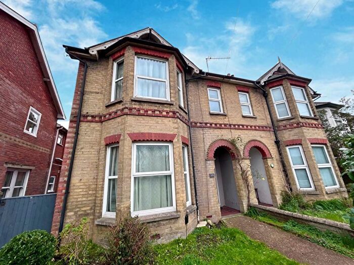 3 Bedroom Semi Detached House For Sale In Carisbrooke Road, Newport, PO30