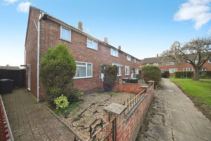 2 Bedroom End Terrace House For Sale In Briar Close, Luton, LU2