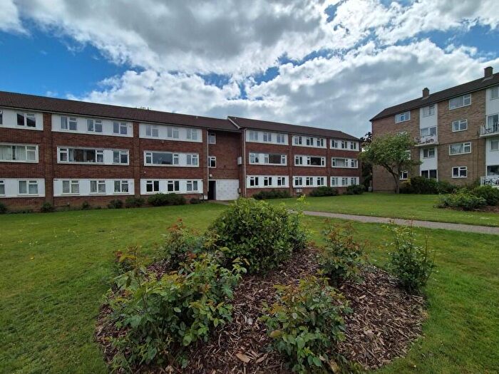 2 Bedroom Flat To Rent In The Ridgeway, St. Albans, Hertfordshire, AL4