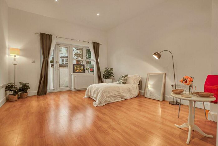Studio For Sale In Park Road, London, N14