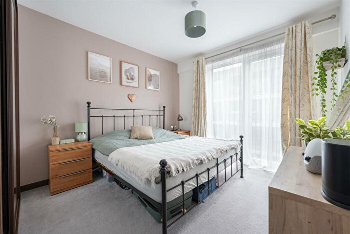 2 Bedroom Apartment For Sale In Smeed Road, Bow, E3