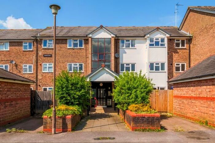 3 Bedroom Flat To Rent In St. Andrews, Bracknell, RG12
