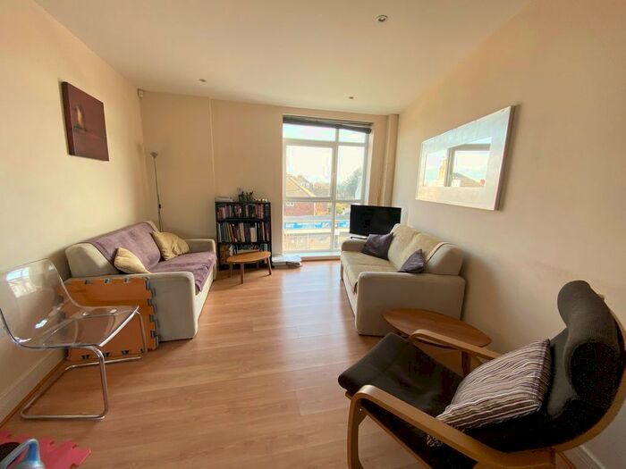 2 Bedroom Flat To Rent In Merton Road, London, SW19