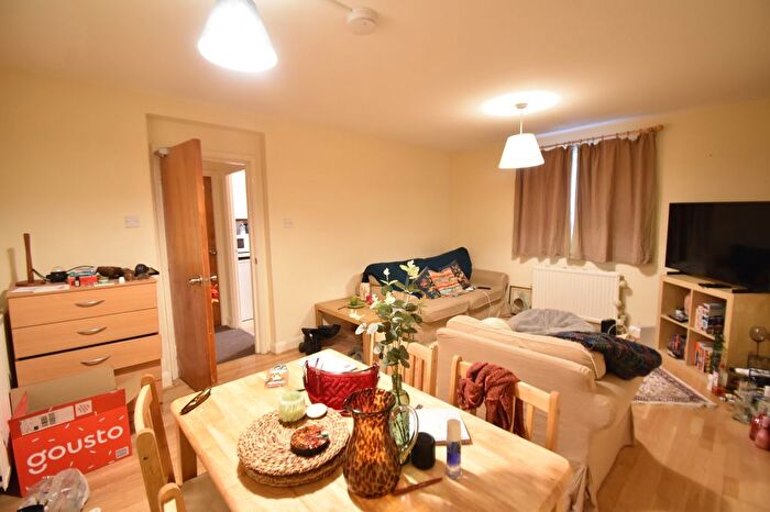 3 Bedroom Flat To Rent In Seven Sisters Road, London, N7