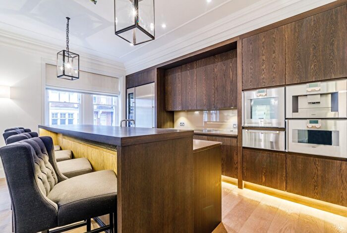 3 Bedroom Flat To Rent In Duke Street, Mayfair, W1K