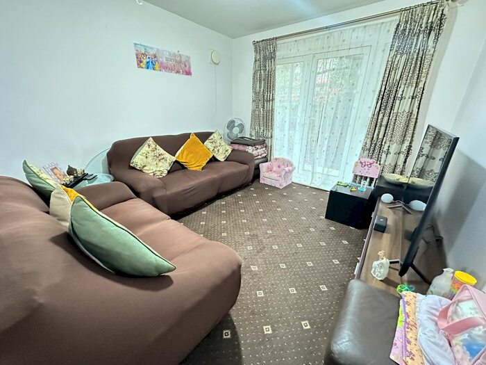 2 Bedroom Flat To Rent In Smoothfield Court, Hibernia Road, Hounslow, TW3