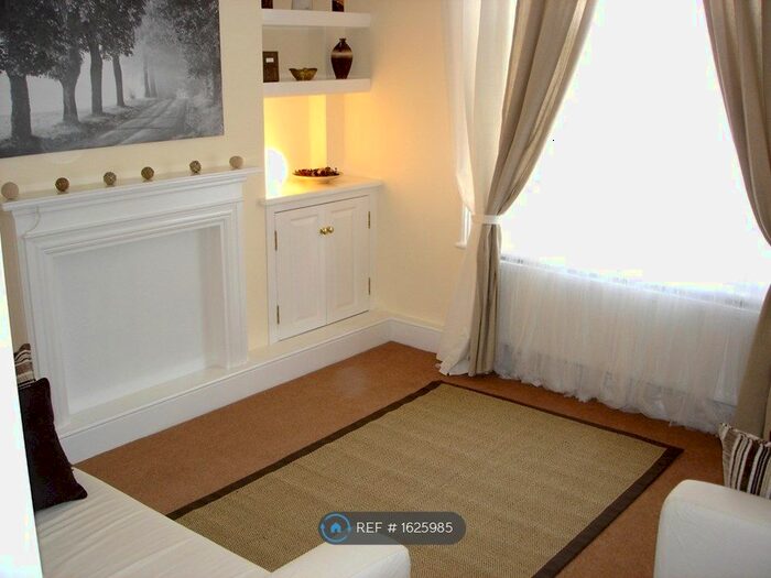 3 Bedroom Flat To Rent In Battersea, London, SW8