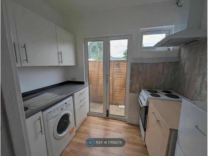 Studio To Rent In Green Lanes, London, N13