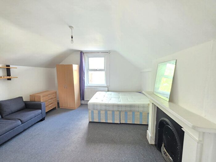 1 Bedroom Flat To Rent In Walm Lane, Willesden, NW2