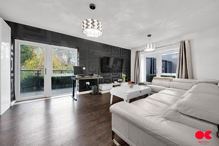 3 Bedroom Flat For Sale In Jackdaw Close, Harold Wood, RM3