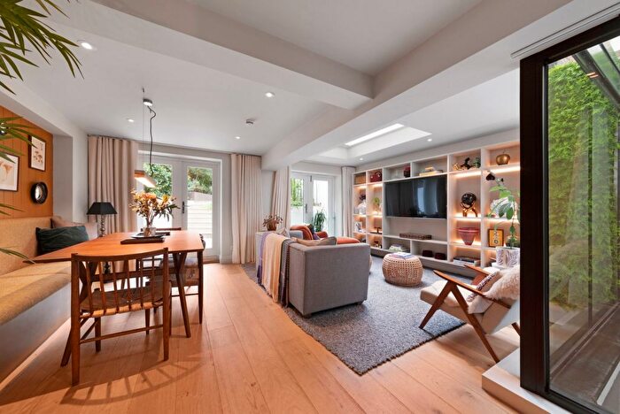 3 Bedroom Flat To Rent In Pembridge Villas, London, W11