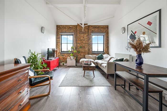 3 Bedroom Flat To Rent In Tyssen Street, London, E8