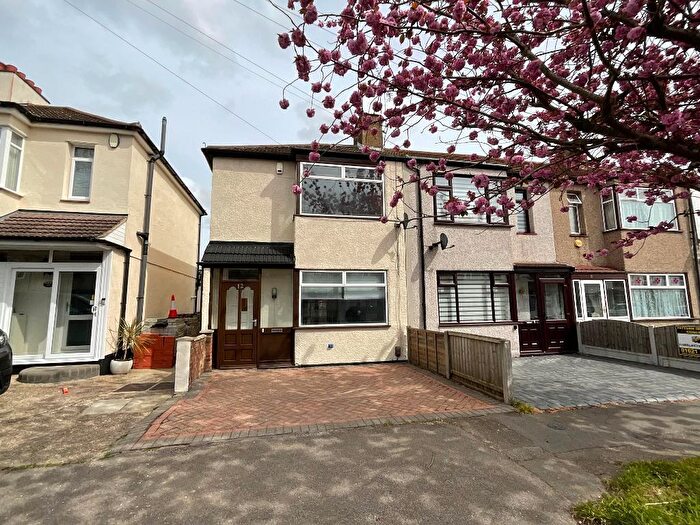 2 Bedroom End Of Terrace House For Sale In Oliver Road, Rainham, Essex, RM13