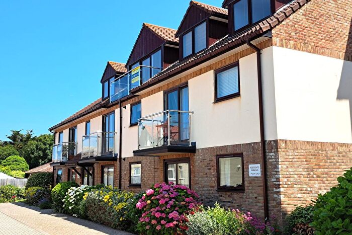 2 Bedroom Flat For Sale In Shoreacre Marine Drive East Barton On Sea, BH25