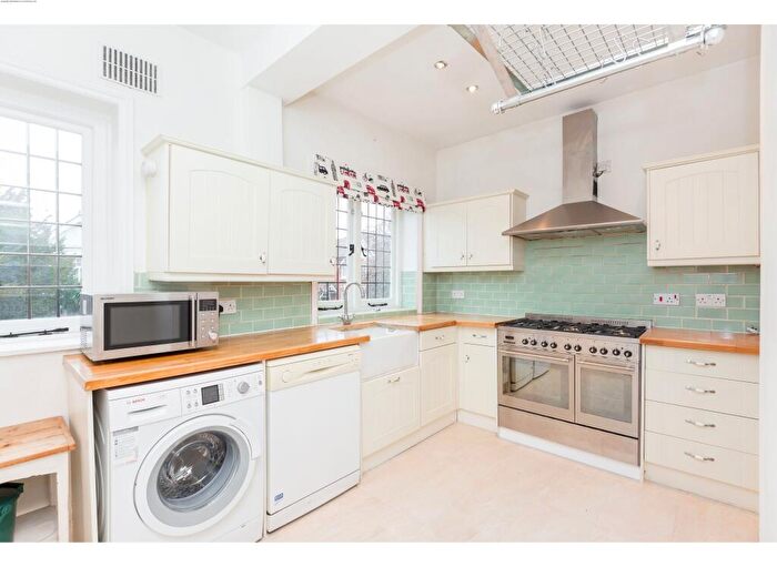 3 Bedroom Flat To Rent In Exeter Road, London, NW2