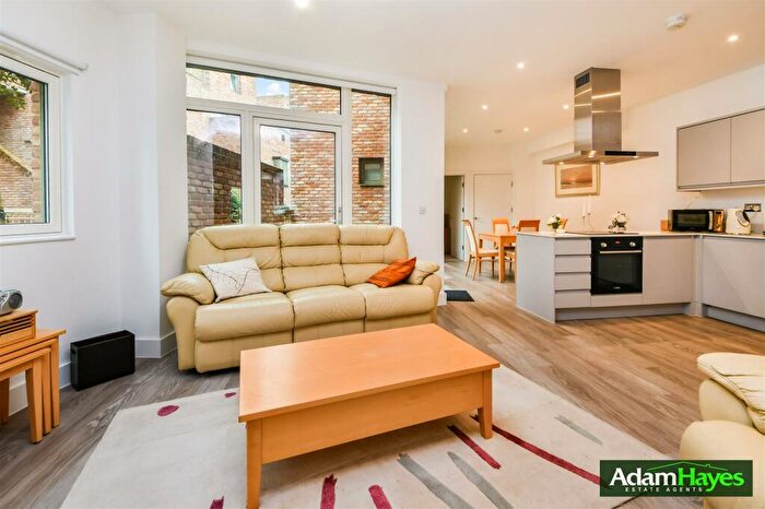 2 Bedroom Apartment For Sale In Edgewood Mews, Finchley Central, N3
