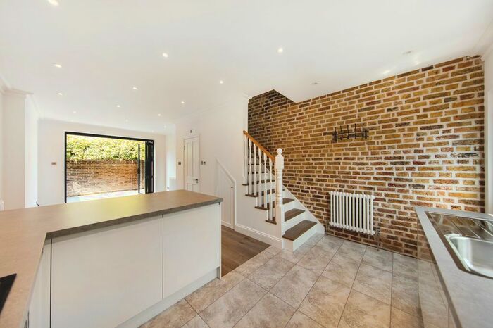 2 Bedroom Cottage To Rent In Worple Way, Richmond TW10