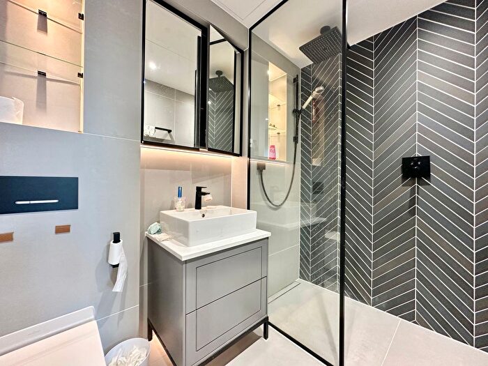 2 Bedroom Flat To Rent In Brigade Mews, London, SE1