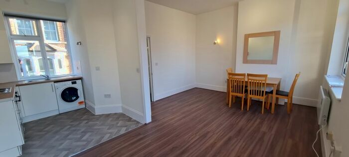 4 Bedroom Flat To Rent In Burlington Parade, Gratton Terrace, Cricklewood, NW2