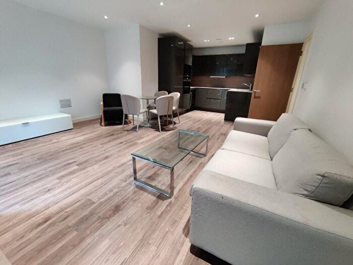3 Bedroom Flat To Rent In Devan Grove, London, N4