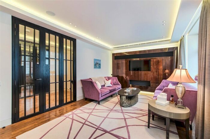 3 Bedroom Flat For Sale In Portland Place, Marylebone, W1B