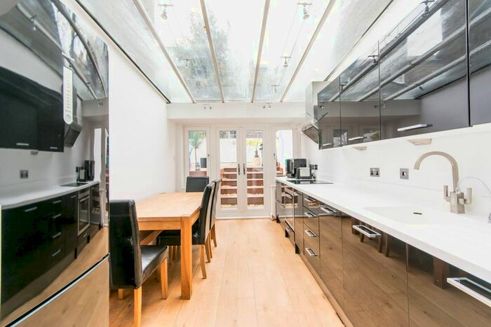 2 Bedroom Flat To Rent In Edith Road, West Kensington, London, W14