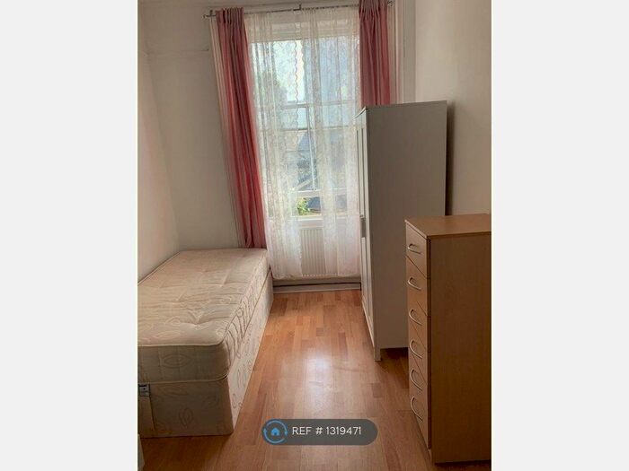 Studio To Rent In St Stephens Crescent, London W2