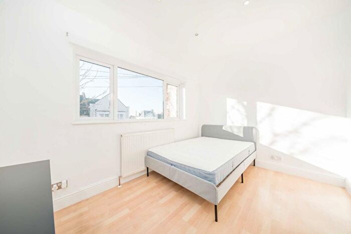 2 Bedroom Flat For Sale In Gassiot Road, London, SW17