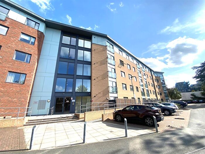 2 Bedroom Flat To Rent In Phoenix House, Bath Road, Hounslow, TW3