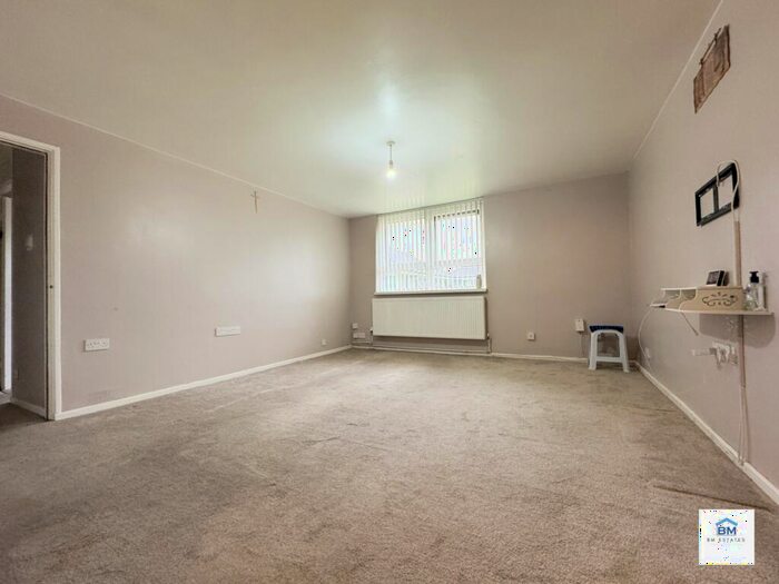 2 Bedroom Flat To Rent In Iffley Court, Leicester, LE5