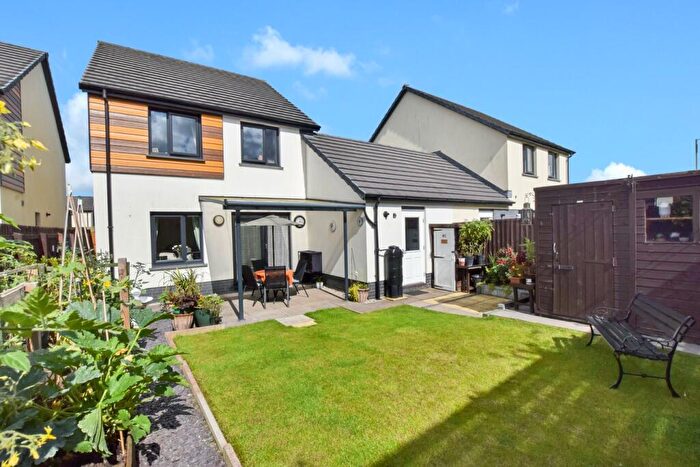 3 Bedroom Link Detached House For Sale In Waterloo Gardens, Torrington, EX38