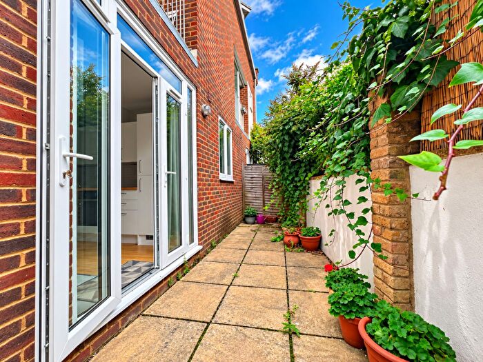 1 Bedroom Flat For Sale In Walton Road, East Molesey, KT8