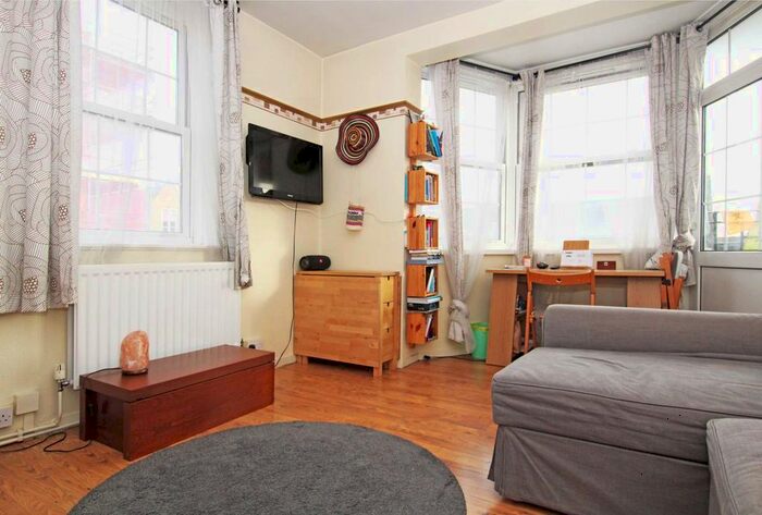 Studio To Rent In Becklow Gardens, London, W12