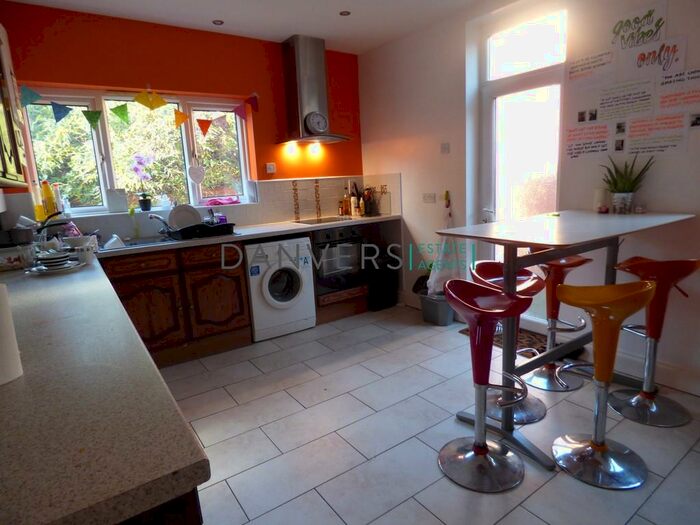 5 Bedroom End Of Terrace House To Rent In Fosse Road South, Leicester, LE3